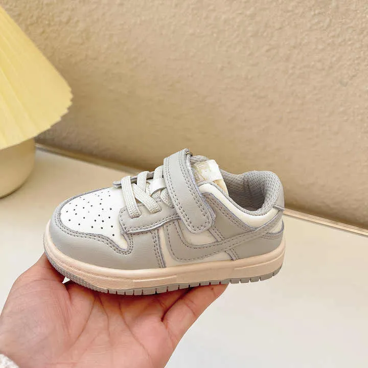 Stylish children's shoes for boys and girls . أحذية أطفال أنيقة للأولاد والبنات
