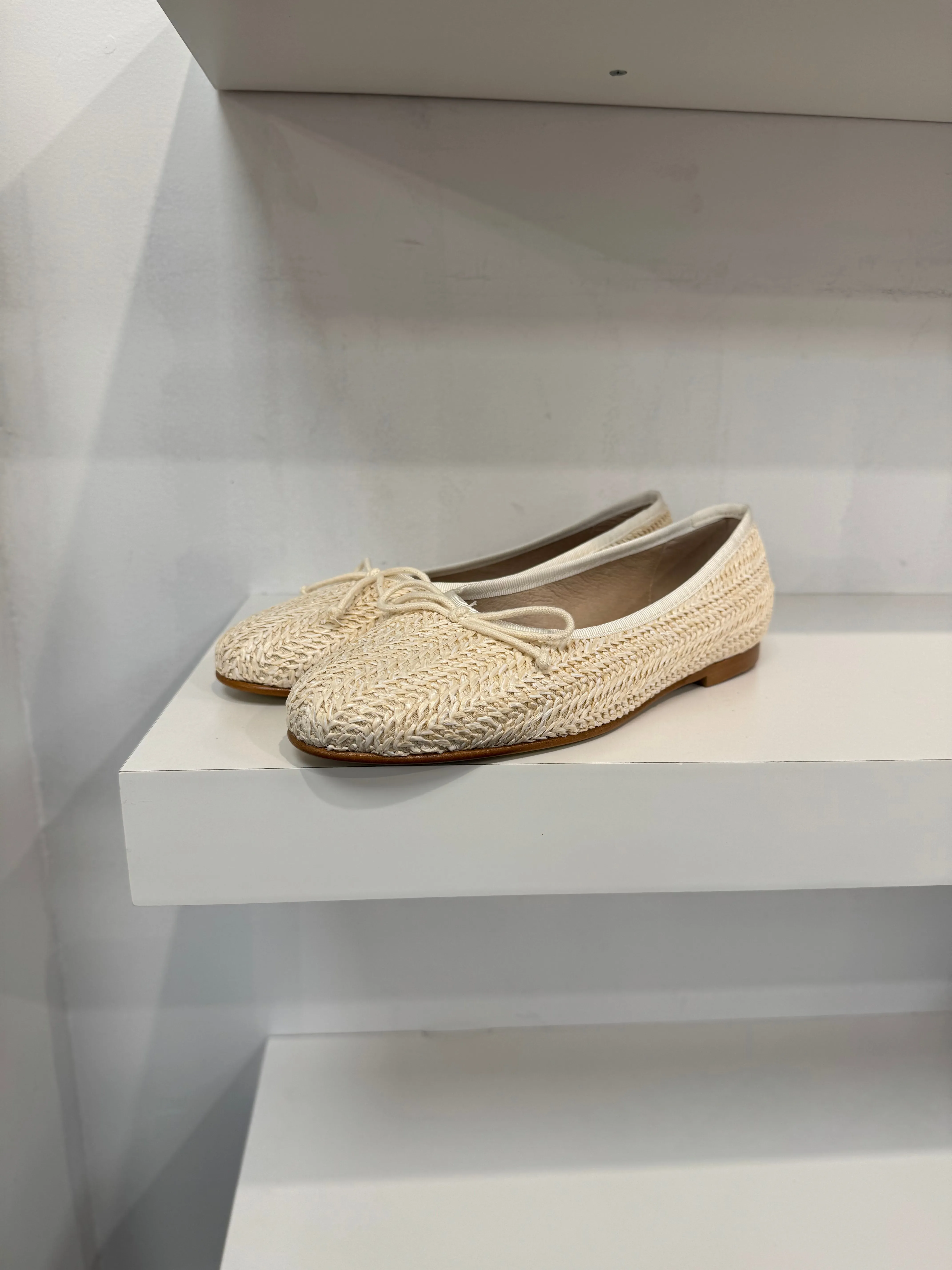 Valencia Natural Raﬃa Ballet Flat